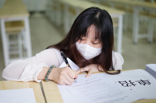 馬鞍山工業(yè)學(xué)校學(xué)生志愿者與西山社區(qū)共慶雙節(jié)