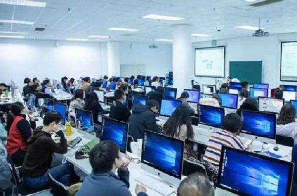 霍邱師范學(xué)校女子足球隊積極備賽