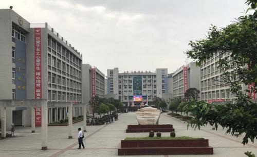 湖北十堰職業(yè)技術(shù)（集團(tuán)）學(xué)校2020年招生簡章.jpg