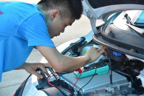新能源汽車維修.jpg