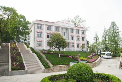 恩施土家族苗族自治州衛(wèi)生學(xué)校.jpg