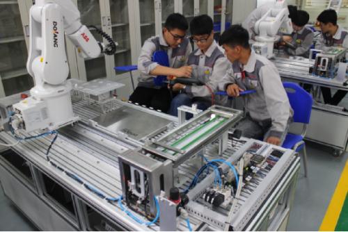 工業(yè)機器人應用與維護專業(yè).jpg