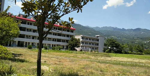 長陽縣民族職業(yè)高級中學.jpg