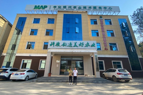 現(xiàn)代農(nóng)業(yè)技術學生在中化MAP現(xiàn)代農(nóng)業(yè)技術服務中心實習.png