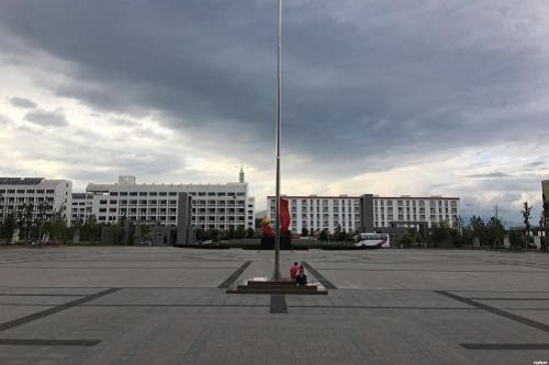 湖北現(xiàn)代教育集團(tuán)隨州市第一職業(yè)中學(xué).jpg
