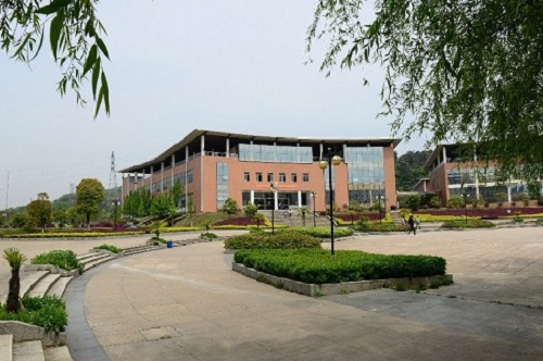 湖北省制藥工業(yè)技工學(xué)校.jpg