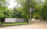 湖北輕工職業(yè)技術(shù)學(xué)院學(xué)校大門(mén)