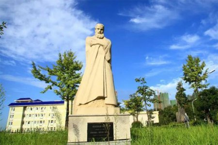 湖北醫(yī)藥學(xué)院校園雕像