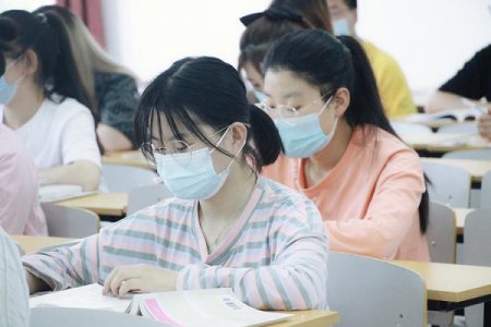 <b>中?？梢詮?fù)讀參加高考嗎？</b>